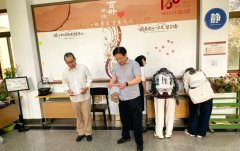 <strong>四周则围满了饶有兴致的“学生不雅众”</strong>